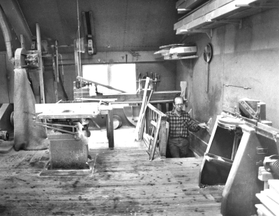 Bildtext: Tönnes i trappan från undre maskinvåningen.
Dokumentationsfotografering av tillverkningsprocessen på Snickargården.
Vårvintern 1988
Tillverkning av fransk pardörr.
Avbildade personer:
Tönnes Andersson
Bernth Ericsson
Lillan Ericsson
Alvar Andersson
Bildmaterialet användes senare till en skärmutställning om Snickargården som visades på Vimmerby Bibliotek