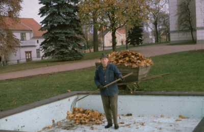 Lövkrattning fontänen vid kyrkan 

090421/KG
