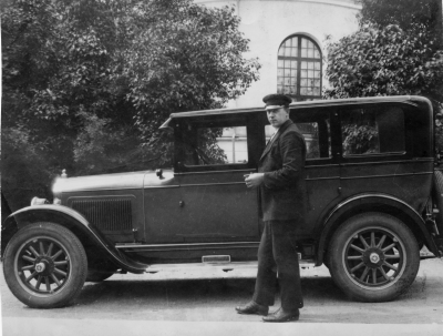 Chaufför Gustav Adolfsson med bil Willys Night, slutet på 1920 - talet. Bilen ägdes av Vera Liljeblads moster, Elsa Wahlsten. ( Hon ägde ytterligare en taxibil vid samma tillfälle som kördes av Börje Söderberg )