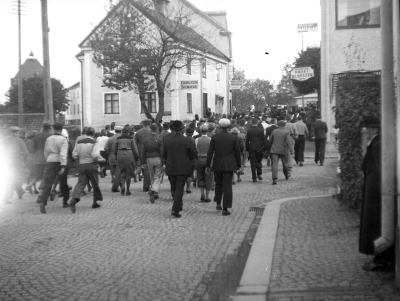 Riksmarschen. En landsomfattande tävling mellan orter för att främja hälsan.  Här startar man på Norrtullsgatan, sen gick man mot Vennebjörke och vände.