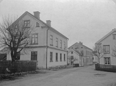 Vy från rondell Drottninggatan mot kyrkan 