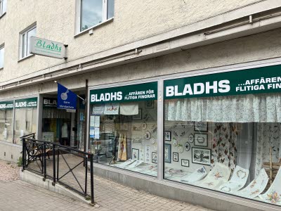 Bladhs eftr AB flyttade från Sevedegatan i Vimmerby till Oskarhamnsvägen i Tuna sommaren 2024. Innehavarna Dorothee Andersson och Evert Johansson tog över butiken 1992-93, då i lokalerna på andra sidan gatan. Flytt till lokalen man lämnade 2024 skedde 2002. 
Bilderna är tagna våren 2024 när viss nedplockning startat.