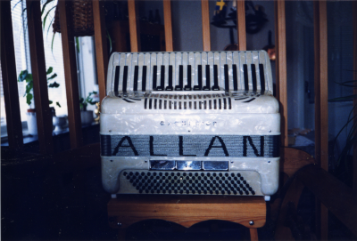 Allan Jonssons egen dokumentation: " Detta vita spel av märke Exelsior och tillverkat i Italien, är en kär klenod som jag köpte i början av 1950-talet. 120 basar 3 register i basen samt 7 register i diskanten. Jag har spelat på det i drygt 50 år. Lördagskvällarna åt tre krögare på Vimmerby Stadshotell nämligen: Salander, Cederfeldt och Lundström. Något över 30 år i följd vid midsommardanserna i Gästgivarhagen i Vimmerby. Även samma tid vid julgransdanserna i Mariannelund ibland i dåligt väder. Sedan några år vid Visans Skepp i Storebro, ca 100-150 bussar varje sommar. Dragspelet har aldarig varit stämt eller reparerat på dessa över 50 år, men är fortfarande felfritt både i stämning och register. De svarta tangenterna på nedre delen av spelet är något lägre på grund av all ötning med fingrarna av det mycket spelandet."
 