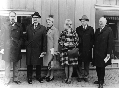 Riksdagens kulturutskott besöker Vimmerby. Från vänster, 1. Stig Alemyr, rektor och riksdagsman 2. okänd 3.okänd  4. Elsa Maria Hazard (Otto pseud.) 5. Åke Nisbeth 6. Erik Westling Landshövding Kalmar.   