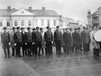 Vimmerby Husartrupp av Föreningen Smålandshusarer  10-årsjubileum i Vimmerby, den 6 nov. 1960. Bakre ledet  från vänster,  Eskil Larson verkmästare  Hultsfred v,  Lennart Hjelm verkmästare Hultsfred v,  Gunnar Bruhner herr Hultsfred v,  Oscar Almér fabrikör  Västervik s, Ragnar Fransson herr  Vimmerby v, Helge Carlsson hovslagare  Hultsfred s, Konrad Johansson herr Granerum Oskarshamn v, Hugo Stenberg  Målare  Vimmerby v,  Nils Petersson rörmontör Ludvigsborg Tuna v. Främre ledet från vänster  F.  Folke Westrin godsägare Borg Vimmerby rb,  Hjalmar Engqvist chaufför Lenebo v,  Hugo Sjöö förrådsman Ljungbyhed Eksjö s, Albin Hjertberg murarmästare Eksjö v,  Seth Larsson chaufför Eksjö s, Victor Ljungqvists murarmästare Eksjö s,  C.J. Wolff direktör Oskarshamn v, M. Ingeström  Vennebjörke Södra V vi v,  Carl Carlsson  Eldstorp Lönneberga v.  
v = värnpliktig husar, s = stamanställd husar, rb = reservbefäl         