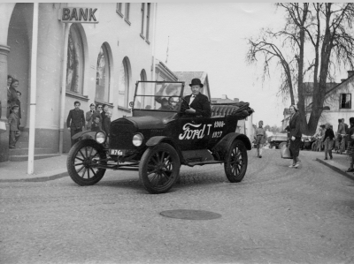 Smålands Expo Vimmerby 1954. Drottninggatan framför kyrkan, T.h. ses den mycket omdebatterade fastigheten, som varit Astrid Lindgrens skola. Framför ser man den stora alm, som orsakade folkstorm, då den sågades ner. Troligen på 50-talet.      