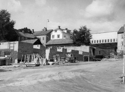 Kvarter Svalan. Bilden tagen från Drottninggatans södra ände.  I mitten Apotekshuset och Rådhuset. Längst till höger  Epas första affär i Landbergs fastighet. Fastigheten längst till höger gamla byggnaden Stångågatan 47 som sedan revs bort och tomten blev parkeringsplatser.  