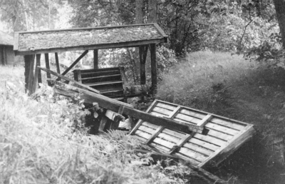 Skvalta med stickhyveln rasat i Lillån,  Gästgivarehagen  våren 1970.