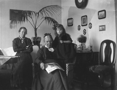 Från vänster: 1. Erika Forsell 2. Beda Forsell 3. Elsa Blomberg
På Storgatan 5
År 1918