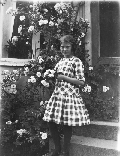 Elsa Blomberg ( född Hallberg )
Bland rosorna på Solliden 