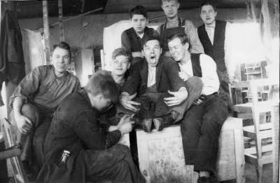 1. Axel Runqvist Snickare,  2.  Axel Johansson - Leander Snickare  3. Harry Karlsson Snickare född 1902 död 1976 4. John Eriksson Snickare  5.  Birger Evander Snickare  6. Willy Karlsson, Snickare  7. Knut Lindberg Snickare  8. Karl Kilström Snickare      