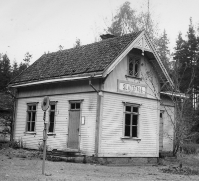 Slättfall hållplats. 