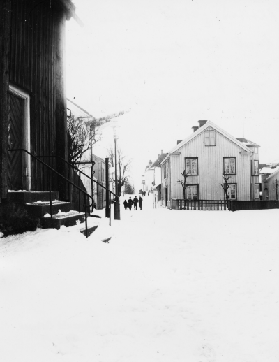 Huset till vänster "Klockaregården", nu i Gästgivarhagen. Till höger Nordgrenska gården, revs 1969.   