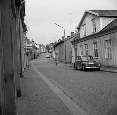 Storgatan
Andra huset från höger Grankvistgården, där målningarna på tak och väggar upptäcktes 1962. Huset renoverades med hjälp av Staten.   T.E.

Dok.110331/KG