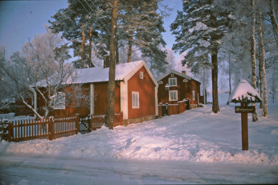 Gästgivarehagen 
Hembygdsgården 
vinter
Stora huset (det övre, till höger i bild) Klockaregården förstördes vid en anlagd brand 2005

090519/KG