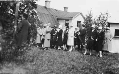 Kullen vid Hantverksföreningen vid Västra Tullen Majorskan Elson, Fru Dagmar Hansson (Häradshövding), Fru Bentzer, Anne-Marie Ingeström, Bankdir. Erik Ingeström, Ingrid Karlsson sömmerska, Augusta Jonsson sömmerska, Fru Almér (mamma).   T.E.