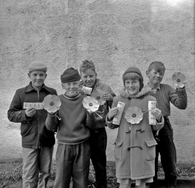 Första majblomman
Från vänster Anders Wenström, Lars Pettersson, Stig Jaensson, Ewy Berglund / Kerstin Nilåker, Christer Kallin
Uppgiftslämnare Lars Birgersson Målilla

Dok.101130/KG