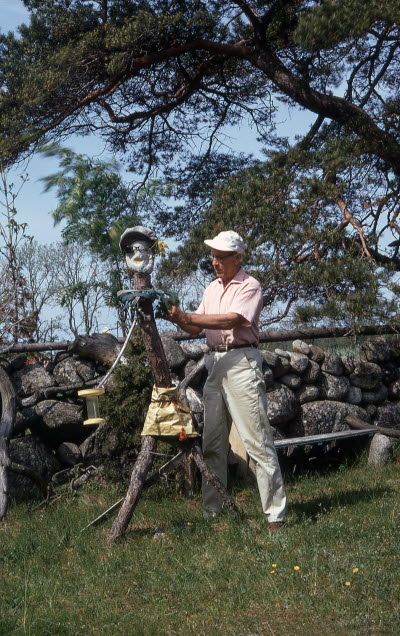 Man med egengjord regnmätarhållare

090331/KG