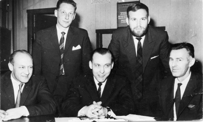 Årsmöte, Styrelsen, Träindustri, Avdelning 157.  Fr.v. 1 Sven Johansson, träindustriarbetare  2 Nils Karlsson, snickare hos Ståhls möbelfabrik 3 Tage Svensson, träindustriarbetare  4 Olle Heelge ombudsman   5 Allan Nilsson, träindustriarbetare.  