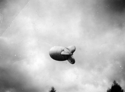 Spärrballong från andra världskriget var placerad bland annat över London i luftförsvaret
Vid en storm slet många av sina förtöjningar och drev iväg in över Sverige
Denna ballong fastnade med en släplina i en tall i närheten av vägen Mjösjöhult - Gölstugan 

Information lämnad av Birger Pettersson