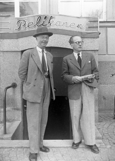 Män utanför Pelikanen, källaren på Stadshotellet. T v troligen Folke Westrin på Borg.
( annan uppgift ) 1. ? Hammargren 2. Charlie Eriksson ( konstnär )

090407/KG