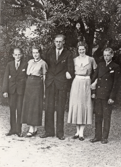 1.Rune Hallberg 2.Greta Hallberg gift.Lundin 3.Gillis Hallberg 4.Lissie Hallberg gift.Lindersson 5.Kurt Hallberg.  