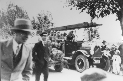 1?, 2?, 3?, 4 Karl Fransson, virkesmätare, 5?, 6?, 7 Hugo Jaensson, Bilreparatör, 8 Gösta Larsson Chaufför.  Tidaholmsbilen Barnens dag år?   