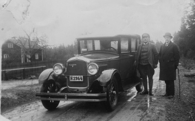 Axel Fransson, Vimmerby, taxichaufför med egen bil, i slutet av 1920 - talet ( Han hade en son som senare också körde taxi )
Hupmobile 6
Taget vid torpet Adolfsborg på vägen mellan Djursdala och Ödestorp. Torpet ligger på Alstas mark.