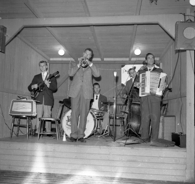Nossens dansbana, Kurt Arvens orkester (Kurt Slotthed) längst t h Allan Jonsson

Dok.110209/KG