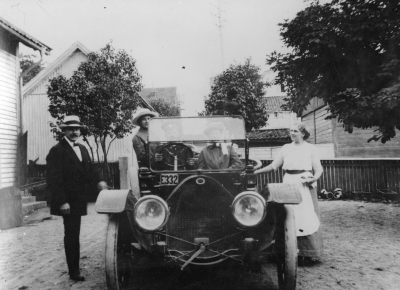 Regal-Bil årsmodell 1912. Från vänster 1. Folke Wenström,  2. Mejerina,  3. Ture Johansson,  5. Maja Johansson.    