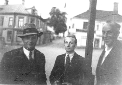 Från vänster 1.  Birger Evander, snickare, 2. Gösta Ericson, radioreperatör 3. ?   