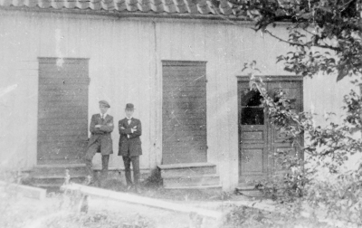 Från vänster,  Ivar Wettermark, plåtslagare och  Axel Pettersson, målare taget på Nybergs gård, Kyrkogårdsgatan. 