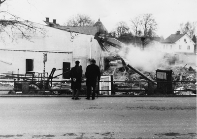 Gamla skolan rivs 1972 På bilden fr.v. 1 Lundberg ("Lillkak") död, 2 Johan Hagman, död 1976. T.E