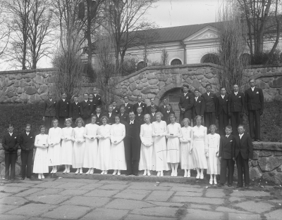 Kyrkoherde Anders Andraé
Bland konfirmanderna finns: Erik Hultgren Storebro, Allan Lundin Storebro, Tage Karlsson " Långnisse " Storebro, Olle Bergström Storebro, Olle Andersson Storebro, Ingvar Phil Storebro, Sven i Björkhult, Tage Karlsson Strömsholm Storebro, Anna Larsson Kvillö Storebro, Marigit Ströberg Storebro, Märta Johansson skomakarens dotter

Uppgiftslämnare Rose - Marie Gustafsson