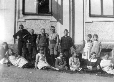 1. ?  2. Ernst Holst  3. Gunnar Eriksson, Näs  4. Algot Lindberg, grovarbetare  5 Sven Eriksson ( snickare Ståhls )  6. Engström ?  7. Karin Ringholm  8. dotter till "Tutta i Kappen"  9. Svea Strömbom  10. Karin Vern ( född Nilsson )  11. Iris Flender  12. Holmberg  13 Ella Berg  14. Elvira Holm.      