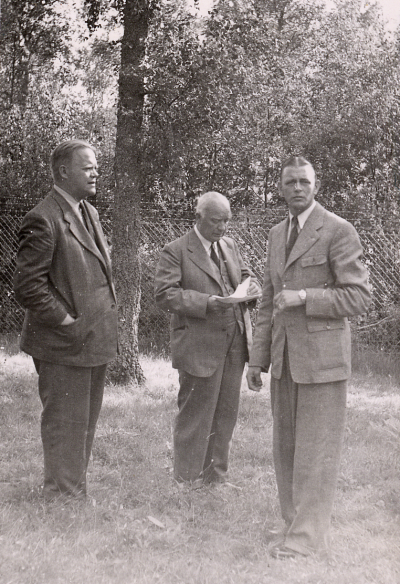 Fr vä: Troligen Sam Leion, Per Albin Hansson och Tore Lundgren i Folkets Park
Vimmerby Arbetarekommuns 25-årsjubileum