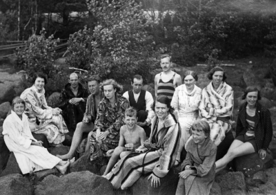 1.  Margit Strahmaier född Karlqvist  2. Astrid Lilja född Göransson  3. Ivan Lilja  4. Valter Stockius, kontorist systembolaget, sedan i Västervik  5. Stina Eriksson,  författare gift Hergin  6. Ossian Åberg, järnarbetare  7. Pelle Karlqvist,, rektor  8. Tora Lilja gift Karlqvist  9. Bror Karlqvist, lärare  10. Fru Anna Lilja  11. Karin Lilja gift  Åberg  12. Greta Karlqvist g. [---]  13. Elin Lilja gift Stockius.    