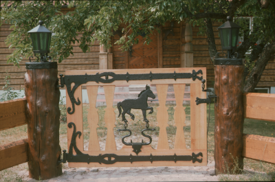 Grind med smidesdetaljer häst 
Av Viking Liljegren
Grindstolpar med lyktor, Drottninggatan 67

090406/KG