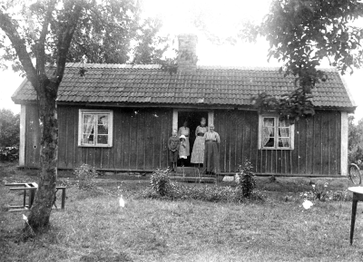 Bofall, där Vera Liljeblads mormor och morfar, Sofie och Sven Andersson bodde. 
På bilden mormor med döttrarna Alma och Elsa, den senare gift Wahlström, Vimmerby
Elsa hade strykinrättning i Vimmerby