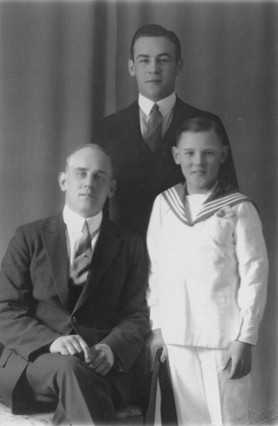 Från vänser Erik Hjalmar Alfred Fjellander, född 1901 Södertälje,  Knut Gunnar Martin Fjellander född 1909 Vimmerby,  Gustaf Valter Ivar Fjellander född 1918 Vimmerby.  Söner till skomakaren Martin Johansson Fjellander och Charlotta Mathilda Isaksson.   Familjen bodde i Fredensborg, Vimmerby stad. ( Åbrobacken ).   