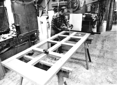 Dokumentationsfotografering av tillverkningsprocessen på Snickargården.
Vårvintern 1988
Tillverkning av fransk pardörr.
Avbildade personer:
Tönnes Andersson
Bernth Ericsson
Lillan Ericsson
Alvar Andersson
Bildmaterialet användes senare till en skärmutställning om Snickargården som visades på Vimmerby Bibliotek