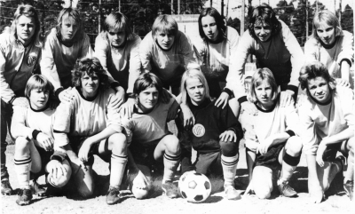 VIF:s  A-pojklag 1972. Översta raden från vänster 1.  Leif Carlsson  2. Dag Hemmingsson  3. Johan Dahlin  4. Bo Hultgren  5. Tomas "Totto" Nilsson  6. Urban Svensson  7. Roland Claesson. Sittande på knä från vänster.  8. Torbjörn Green  9. Lars Johansson  10. Mikael Svensson  11. Mikael Krantz  12. Jonny Elvingsson  13. Anders Rundqvist  