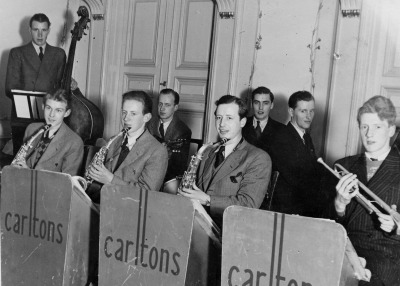 Från vänster 1. Svensson, 2. Staffan Samuelsson bilskollärare, 3. Folke Gustavsson köpman, 4. Birger Gustavsson död 1949,  5. Sten Karlberg kamrer, Kisa,  
6. Erik Holm bagare, 7. Holger Risberg bryggeriarbetare, 8. Lars Ståhl möbelhandlare.   