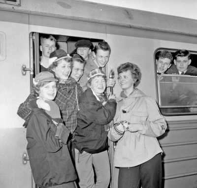 Ungdomar från Vimmerby, Södra Vi och Mariannelund åker till fjällen
På bilden ses Carina Johansson Inger Pettersson, Johan Karlberg(längst upp till vä), Björn Lövstedt / Per Milén, Anders Karlsson, Bertil ?, Christina Thorstensdotter, Sture Fröberg (näst längst till höger, i fönstret), Per Johansson, Peter Landqvist? håller i handtaget.

Dok.111102/KG
