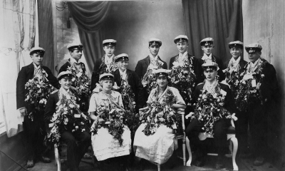 Samrealskolans avgångsklass. 1. Gösta Envall Tuna kyrkoherde i Finspång, 2. Elsa Rundqvist Vimmerbyby lärarinna 3 Svea Strömmert  Vimmerby ( Höglund ,) 4. Einar Samuelsson, 5. Einar Jansson, Västrum, 6. Agne Ängqvist folkskollär, 7. Martin Olsson, Virkeshandl, Lönneberga, 8. Einar Thydén Gamleby, landsfiskal, 9. Yngve Blomstrand Hultsfred trafikchef Nova, 10. Oscar Blomberg ingenjör Vimmerby,  11. Bertil Nyberg tandläkare Vimmerby, 12. Hans Gustafsson - Gustawi flyttade till USA. 13. Sven Nyström Vimmerby.     