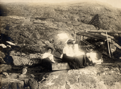 Tekla och Fröken Nyberg med Edling på segling.

Dok.090702/SJ