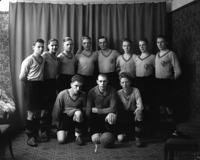 VIFs fotbollslag
Bakre raden: 1. ? 2. " Plaffe " Lind 3. ? Holst 4. " Lunda " Andersson 5. ? Olivesjö 6. Göte Leijon 7. ? 8. ?
Knästående: 9. Gustav Ossevicki 10. ? Ax 11. Allan Tambour