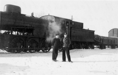 Allan Jonssons egen dokumentation: " 50 talet. Ånglok och godståg, Herbert Axelsson och Erling Gustavsson på Vimmerby station."