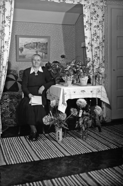 Fru Karlsson Konsumhuset    
Axel Karlssons fru, Axel var  snickare
