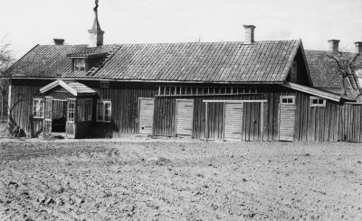 "Väv Augustas" hus bakom Blommans gård. T.E.
Rävbacksgatan. Huset låg där det sedan byggdes radhus

Lundins " uthus " med bostäder